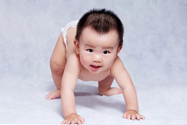 Sự phát triển của trẻ 12 tháng tuổi: lượng ăn, cân nặng, bé biết làm gì?